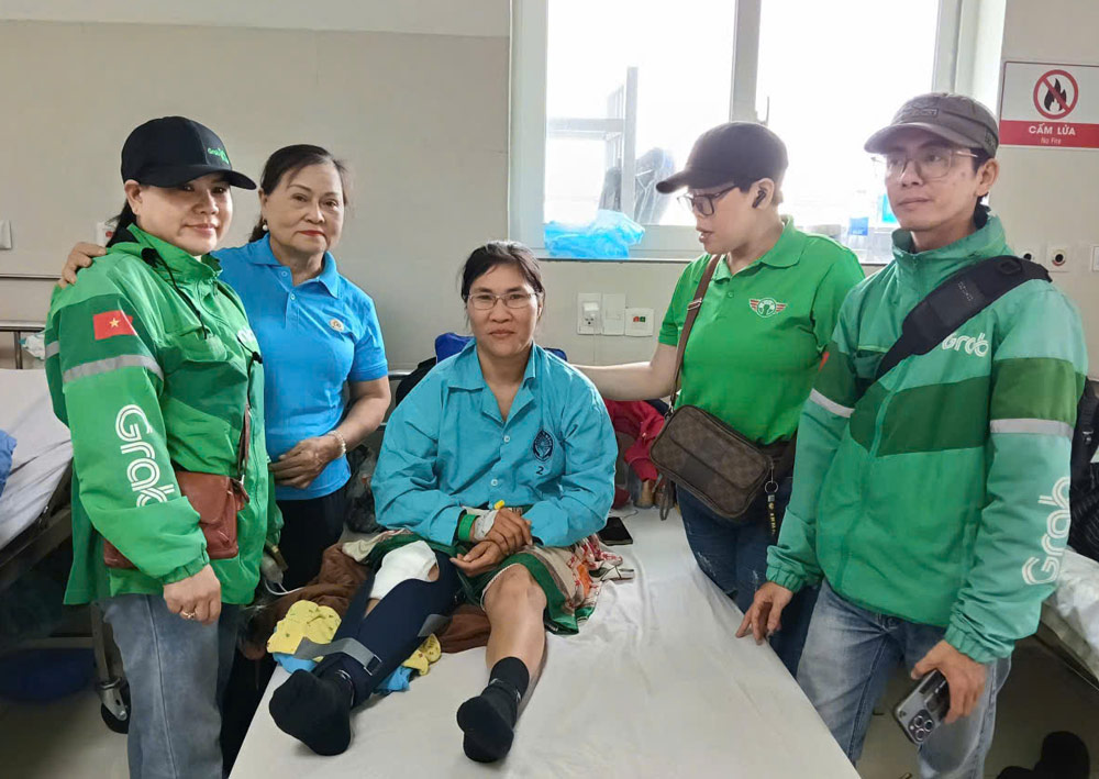 다낭시 그랩 기술 택시 노동조합이 사고를 당한 조합원에게 지원금을 전달하고 있습니다. 사진: 다낭 노동조합.