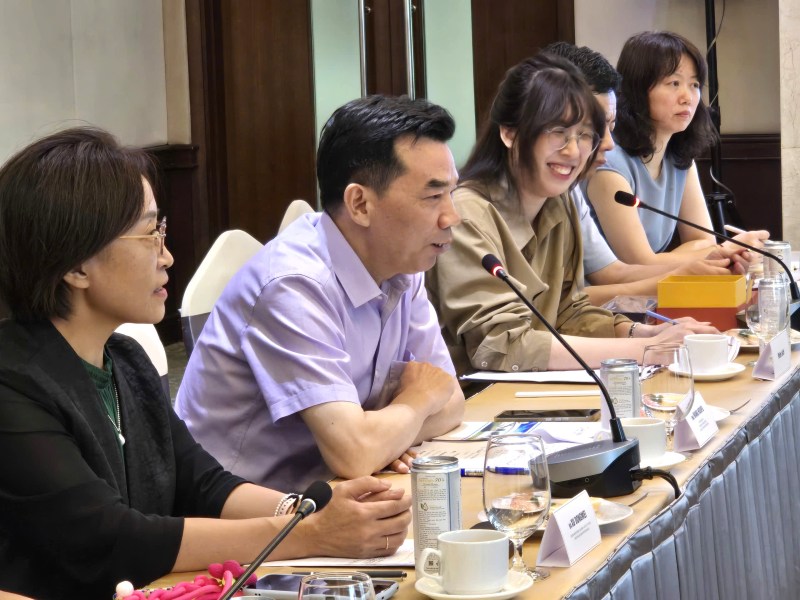 Ong Wang Houfu - Truong doan dai bieu Tong Cong hoi TP Thuong Hai (thu hai tu trai qua) - trao doi mot so kinh nghiem hoat dong cong doan tai Thuong Hai, Trung Quoc. Anh: Nam Duong