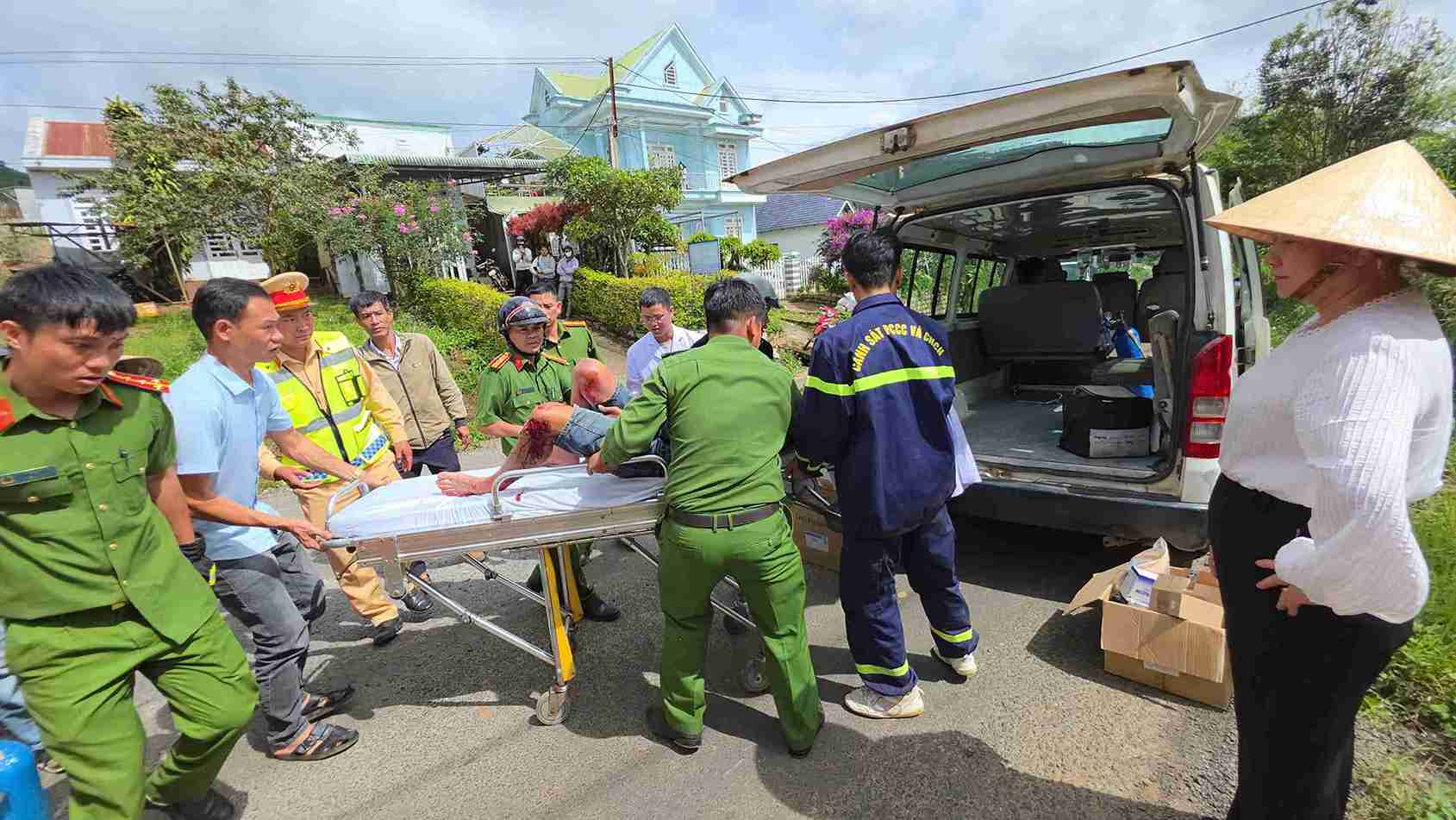 Ca tai xe va phu xe deu bi thuong nang duoc luc luong cuu ho giai cuu dua den benh vien cap cuu. Anh: Than Hy