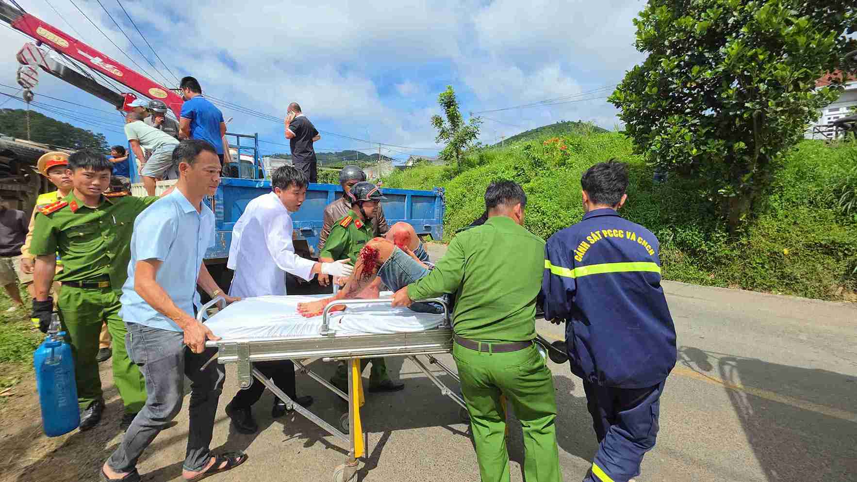 Tai xe duoc luc luong cuu ho giai cuu dua den benh vien cap cuu. Anh: P. Nam