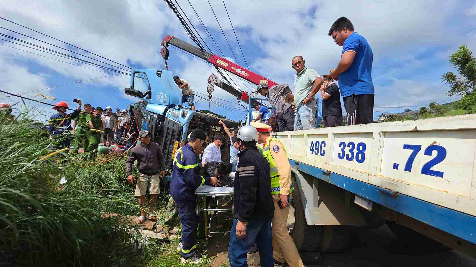 Phu Son峠でトラックが横転し、運転手と助手席に閉じ込められた乗客は、ラムドン救助隊によってタイムリーに救助されました。写真:Nguyen Quan