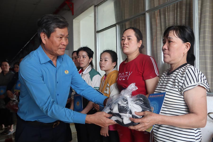 El Vicepresidente de la Confederacion General del Trabajo de Vietnam Huynh Thanh Xuan entrega regalos de apoyo a los miembros del sindicato de Dak Lak que sufrieron graves daños en las inundaciones. Foto: Phuong Linh