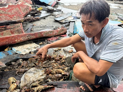 Nguoi dan Dak Lak trang tay khi tom hum chet trang sau mua lu. Anh: Huu Long