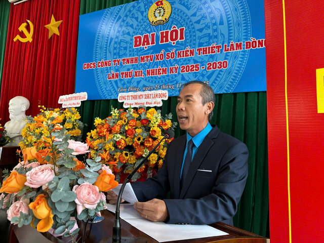 Ong Nguyen Phu Hoang – Pho Chu tich Uy ban Mat tran To quoc Viet Nam tinh, Chu tich Lien doan Lao dong tinh Lam Dong phat bieu chuc mung va chi dao Dai hoi Cong doan co so Cong ty. Anh: Lam Duc