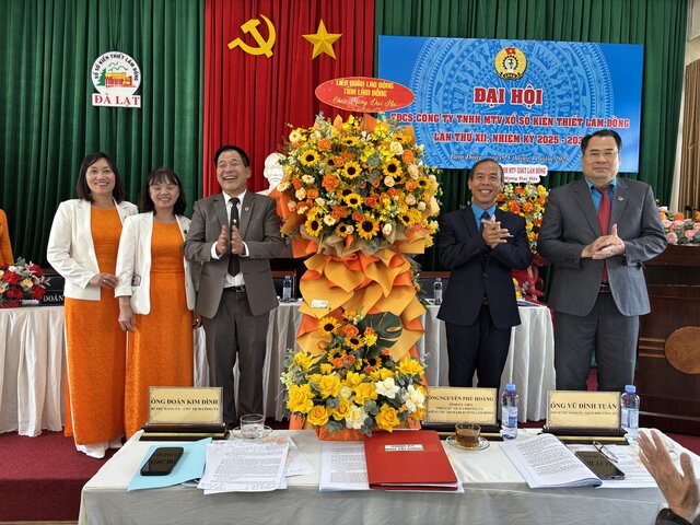 省労働総同盟のグエン・フー・ホアン委員長は、ラムドン宝くじ会社の労働組合大会に祝花を贈りました。写真: ラムドック