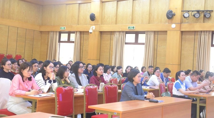 Funcionarios de sindicatos de base en el distrito de Cua Nam participan en una clase de capacitacion. Foto: CDP