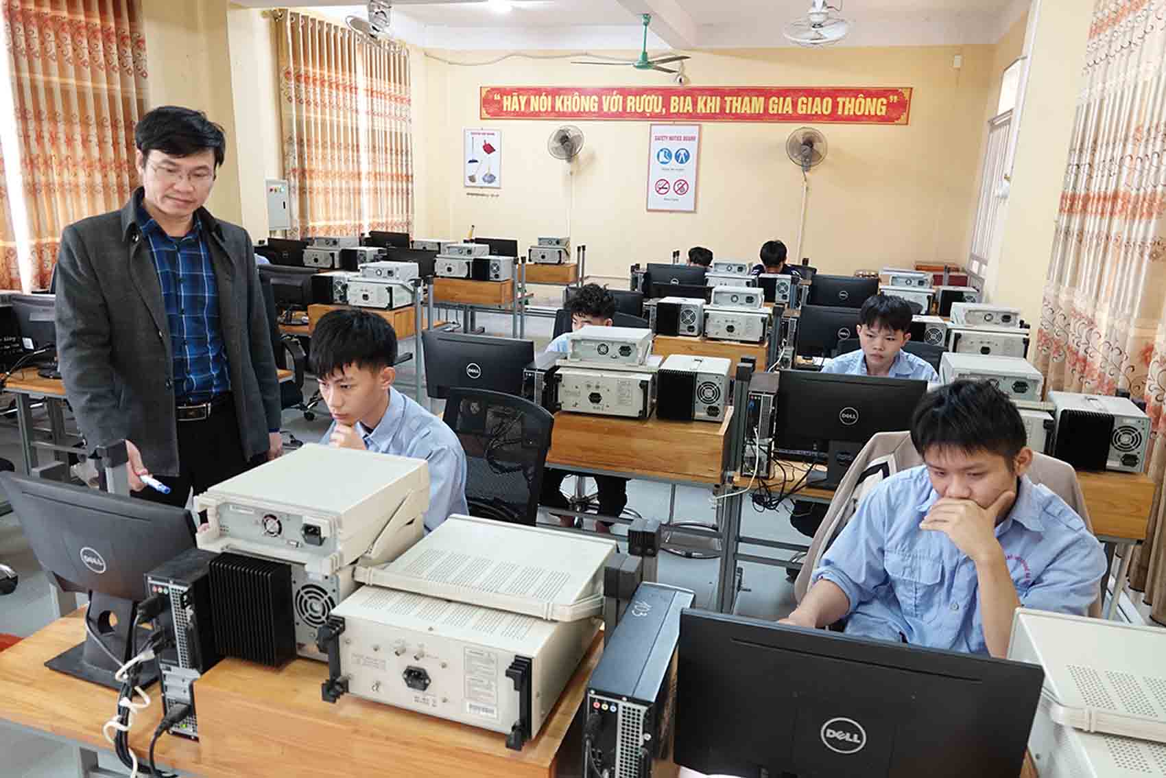 Ha Tinh College of Technology focuses on vocational training associated with the employment needs of the market and businesses. In the photo are students of the Industrial College of Electrical Engineering of Ha Tinh College of Technology during class. Photo: Tran Tuan.