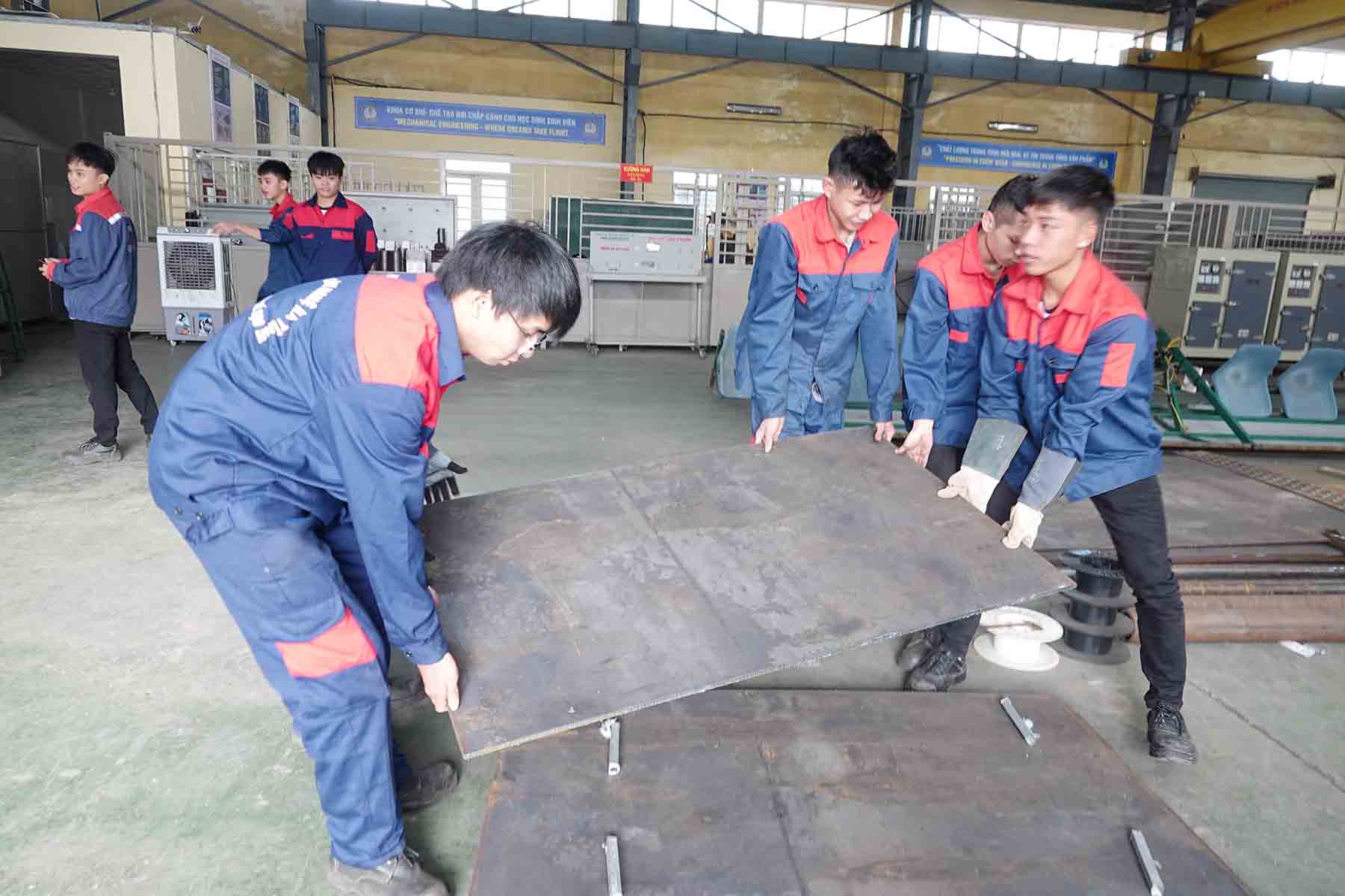 Sinh vien khoa Co khi che tao Truong Cao dang Cong nghe Ha Tinh. Anh: Tran Tuan.