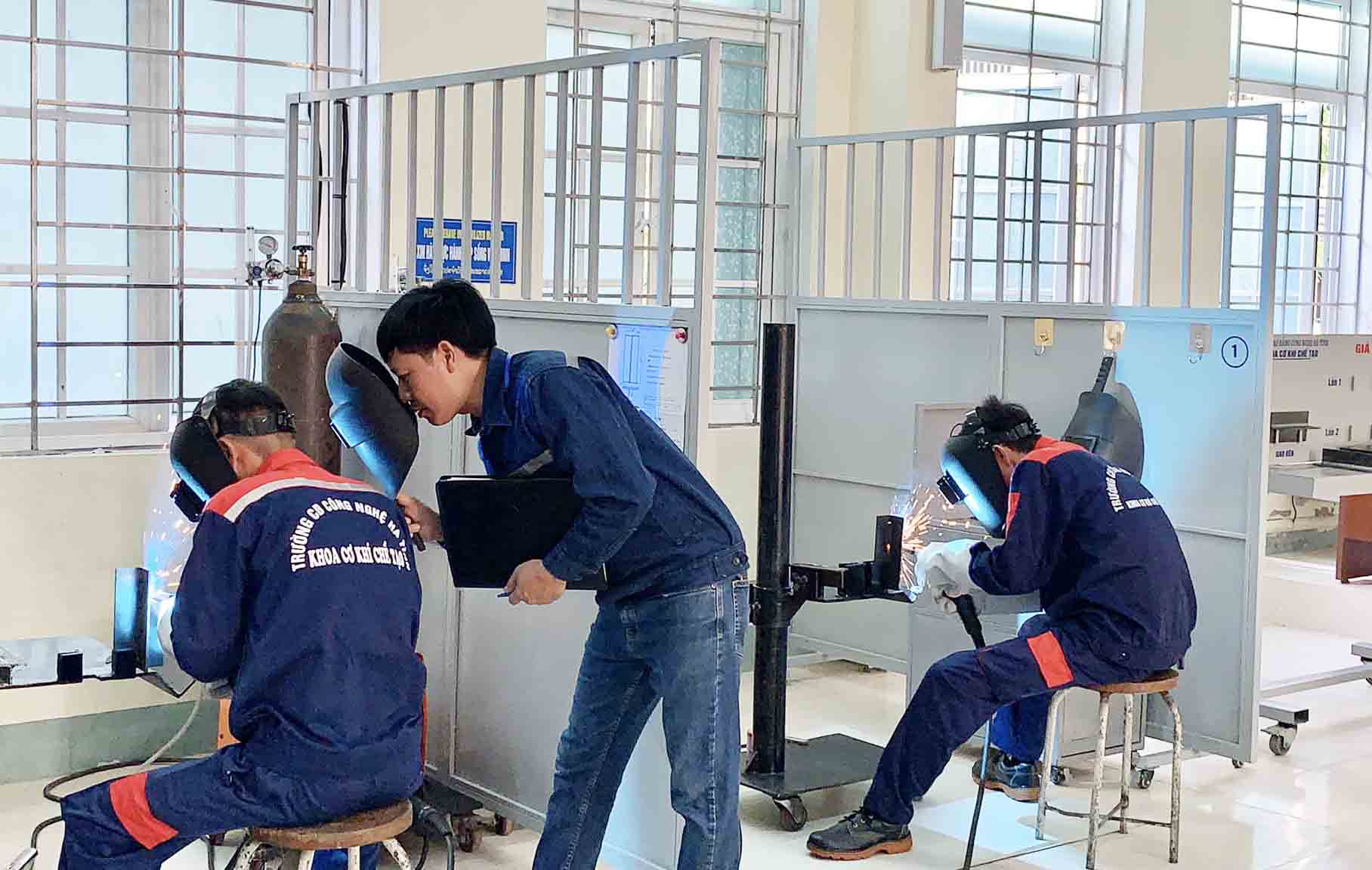 Sinh vien khoa Co khi che tao Truong Cao dang Cong nghe Ha Tinh trong gio thuc hanh. Anh: Thanh Sen.