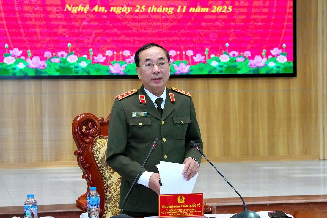 公安省副大臣のチャン・クオック・トー中将は、ゲアン警察の功績を認め、高く評価した。写真: ゴック・アン