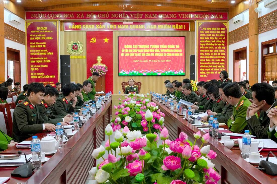 Toan canh buoi lam viec. Anh: Ngoc Anh