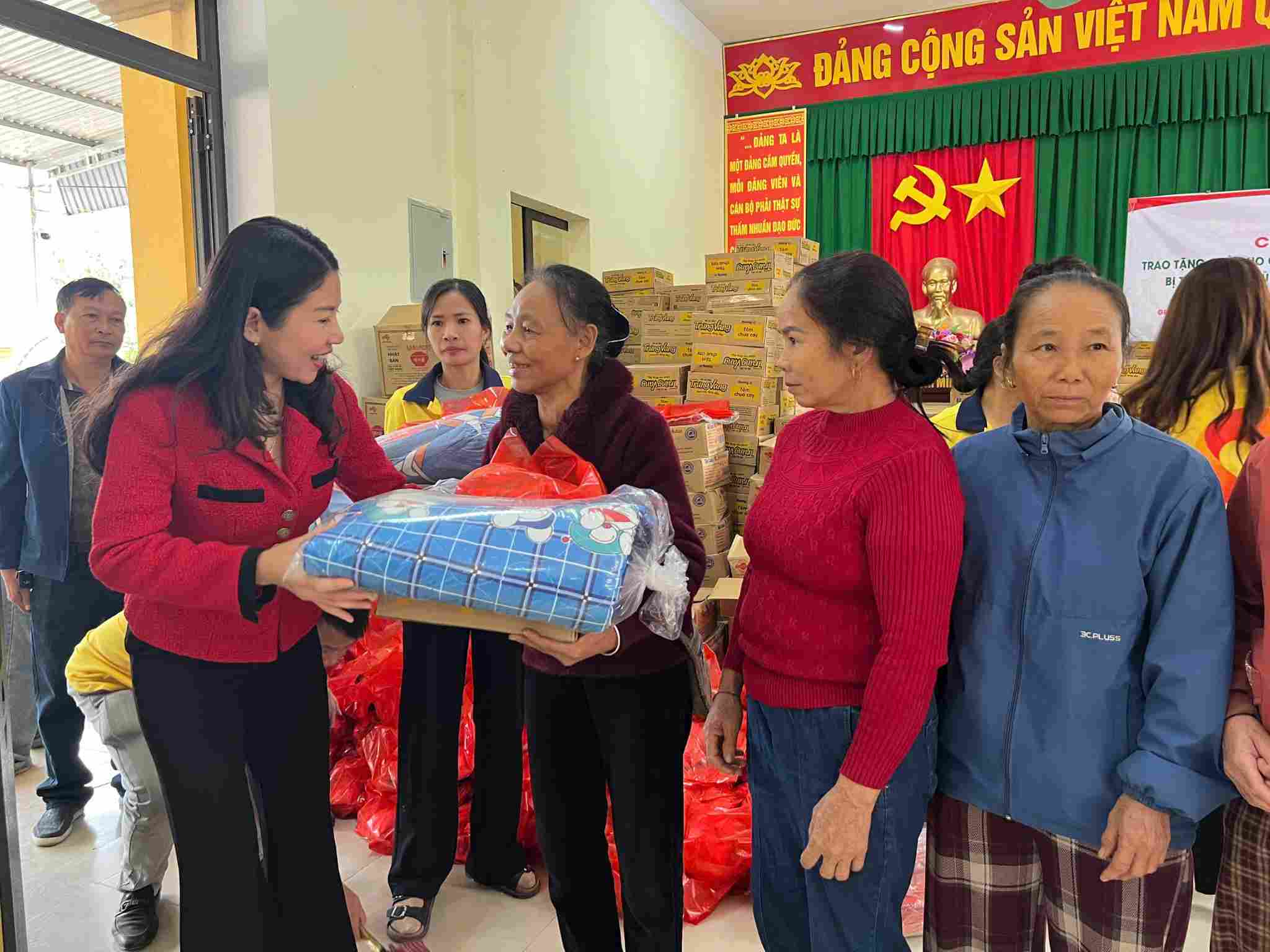 Representatives of the Hanoi Red Cross Society presented gifts to people in flooded areas of Tuong Duong commune (Nghe An). Photo: Ngoc Anh