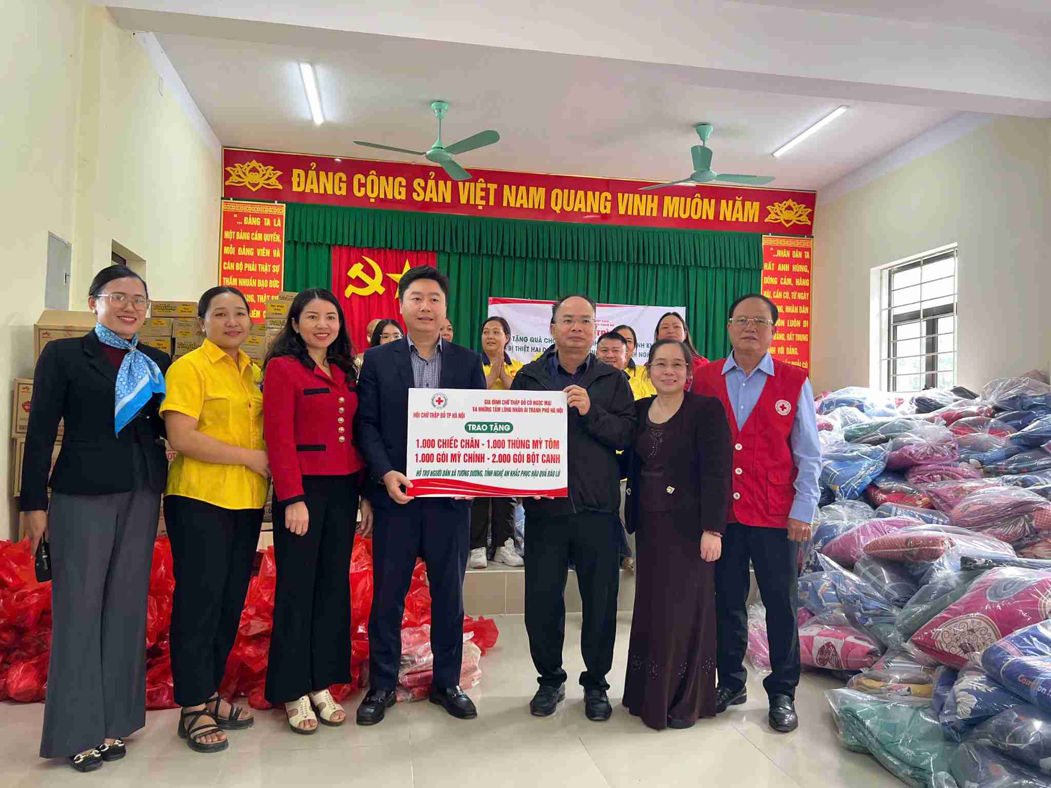 Lanh dao xa Tuong Duong tiep nhan qua tu Hoi Chu thap do Ha Noi. Anh: Ngoc Anh