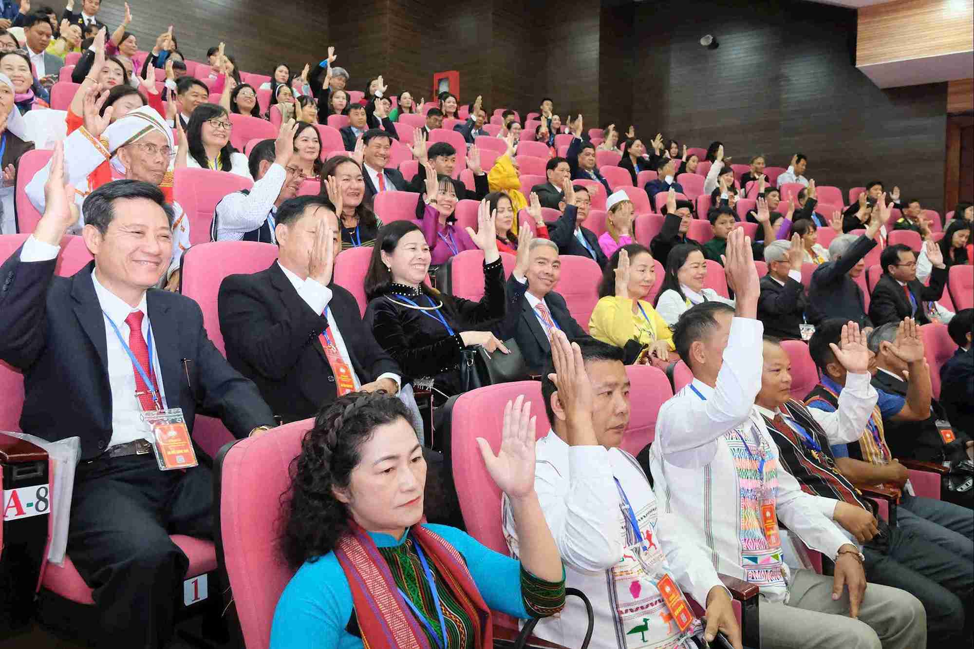 Cac dai bieu bieu quyet thong qua Nghi quyet Dai hoi. Anh: Phuc Khanh