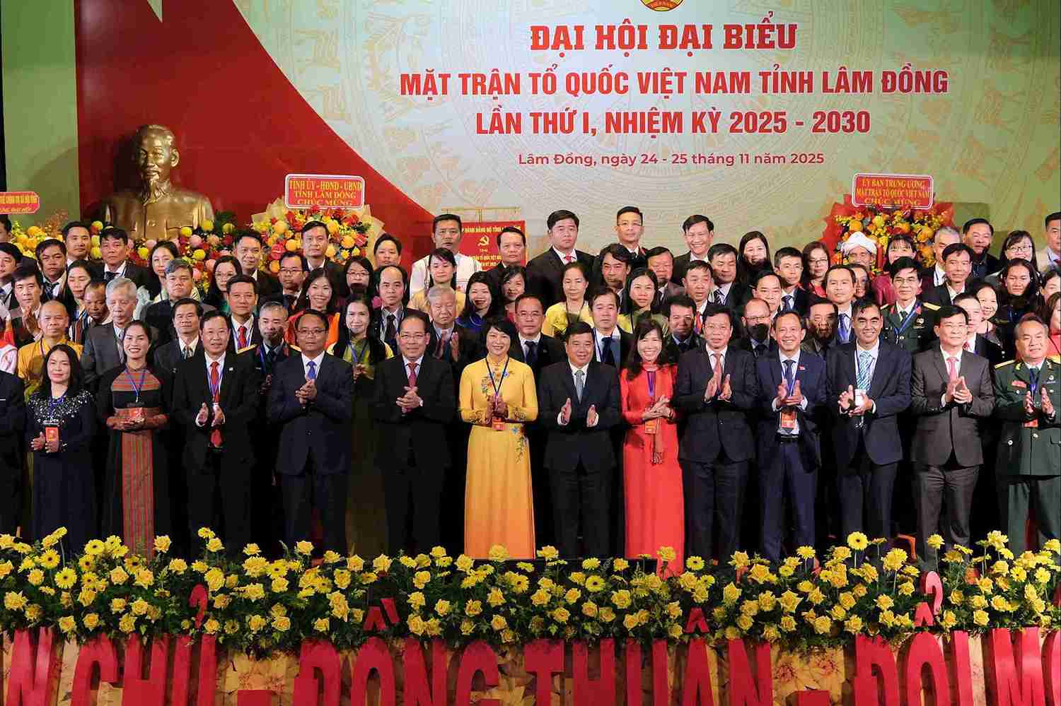 El Primer Comite Ejecutivo del Comite del Frente de la Patria de Vietnam de la provincia de Lam Dong por primera vez mandato 2025 - 2030 se presenta al Congreso. Foto: Phuc Khanh
