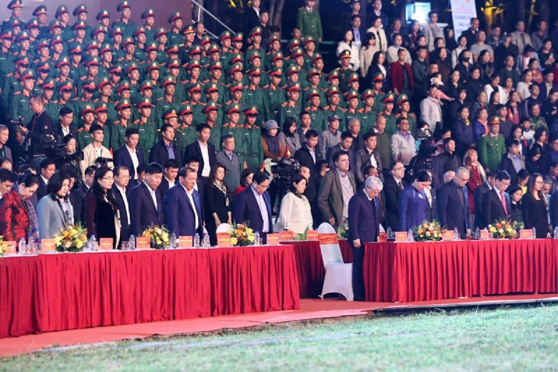 Thu tuong Pham Minh Chinh va cac dai bieu danh 1 phut mac niem cac nan nhan thiet mang trong mua lu tai mien Trung