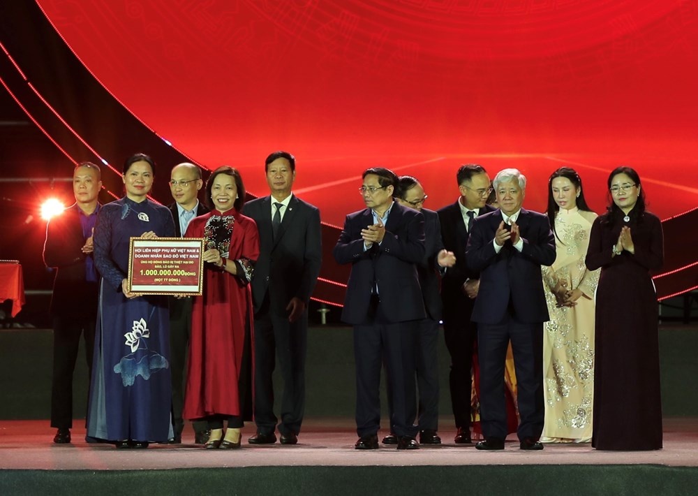 Cac tap the, doanh nghiep trao tien quyen gop ung ho dong bao Mien Trung - Tay Nguyen