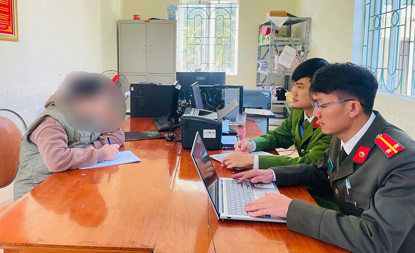 Công an phường Tân Phong xử phạt vi phạm hành chính đối với L.T.P số tiền 7,5 triệu đồng. Ảnh: Công an Lai Châu
