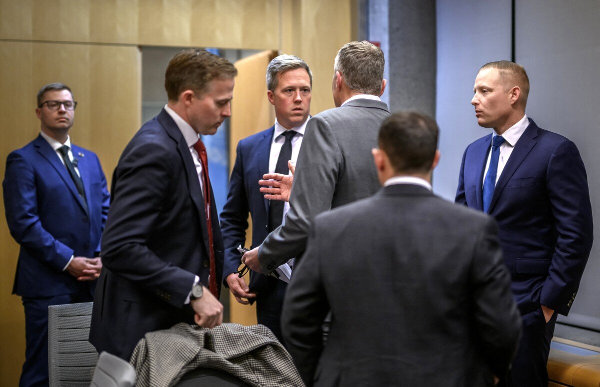 US Army Secretary Daniel Driscoll speaks to staff after a closed-door talks with the Ukrainian delegation on a peace plan in Geneva on November 23, 2025. Photo: AFP