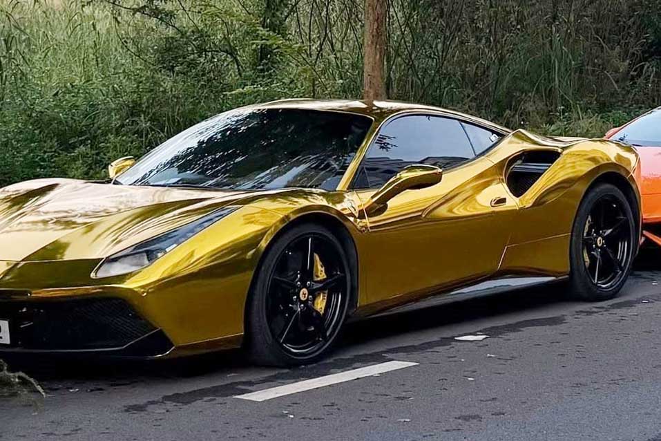 The Ferrari 488 GTB with a chrome-plated exterior appeared in Ho Chi Minh City, attracting the attention of car enthusiasts. Photo: Huy Dang