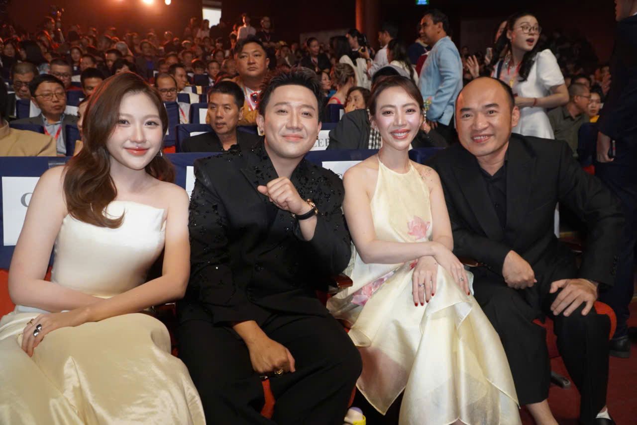 チャン・タンさんと妹のウエン・アンさん、トゥ・チャンさん夫妻は、第24回ベトナム映画祭の閉会式と授賞式で再会した。写真：マイ・ア.