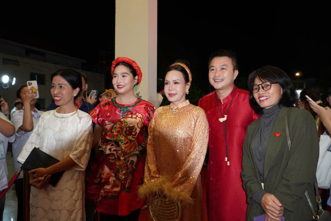 Viet Huong cung dan sao Chi dau.