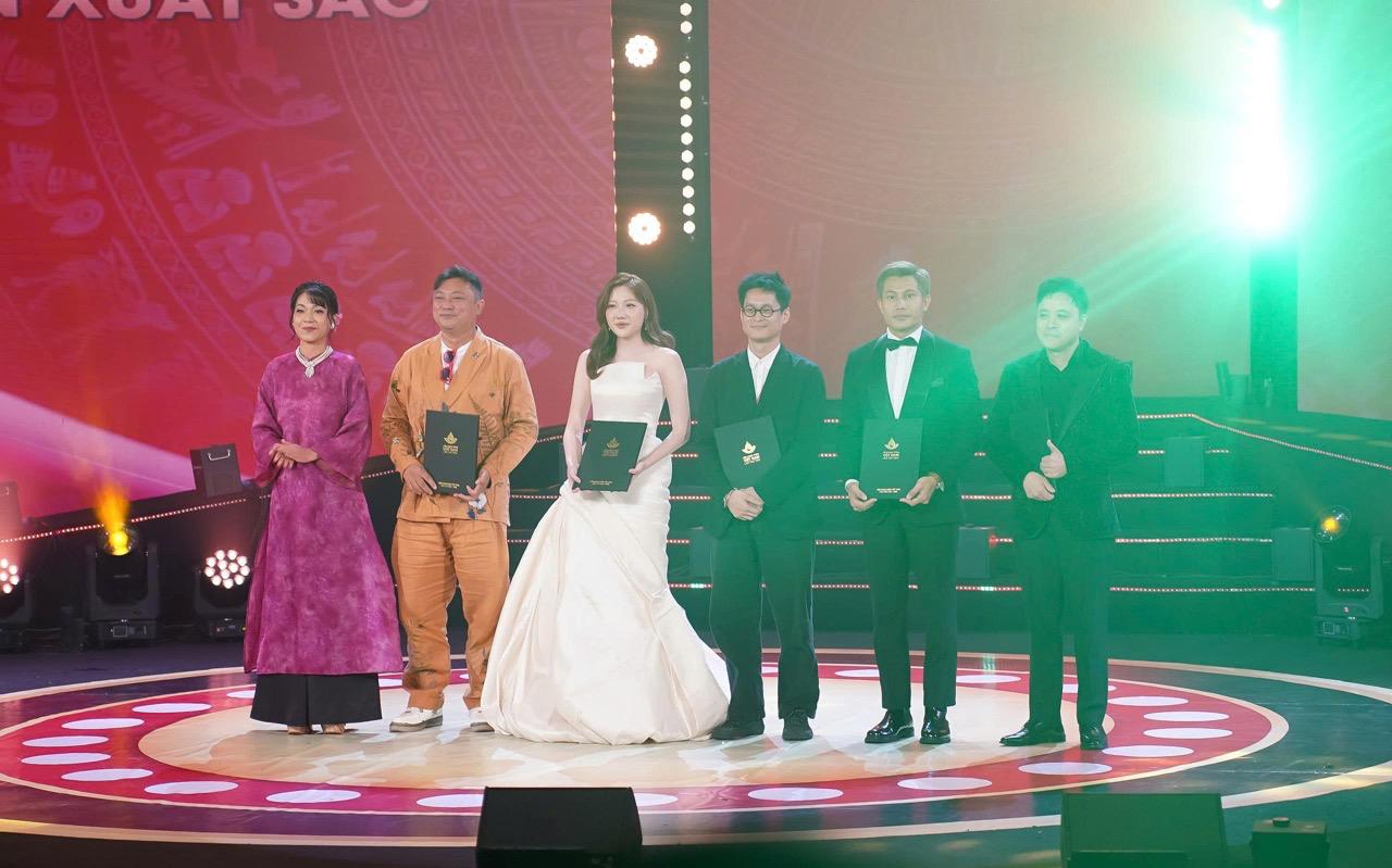 dDao dien Victor Vu va dien vien Dinh Y Nhung trao giai cho cac Nam va Nu dien vien chinh xuat sac, Nam va nu dien vien phu xuat sac trong phim truyen dien anh. Cac dien vien vang mat: Tuan Tran va Phuong Anh Dao - hai dien vien doat giai cho dien vien chinh; Hong Dao va Bao Dinh - hai dien vien doat giai cho dien vien phu. Anh: Ken Vu.