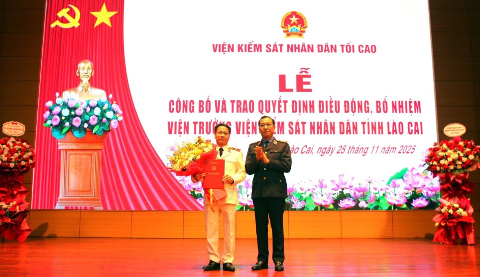 라오까이성 인민검찰원 신임 원장 Do Dinh Chu가 임명 결정을 받았습니다. 사진: Phan Tuan