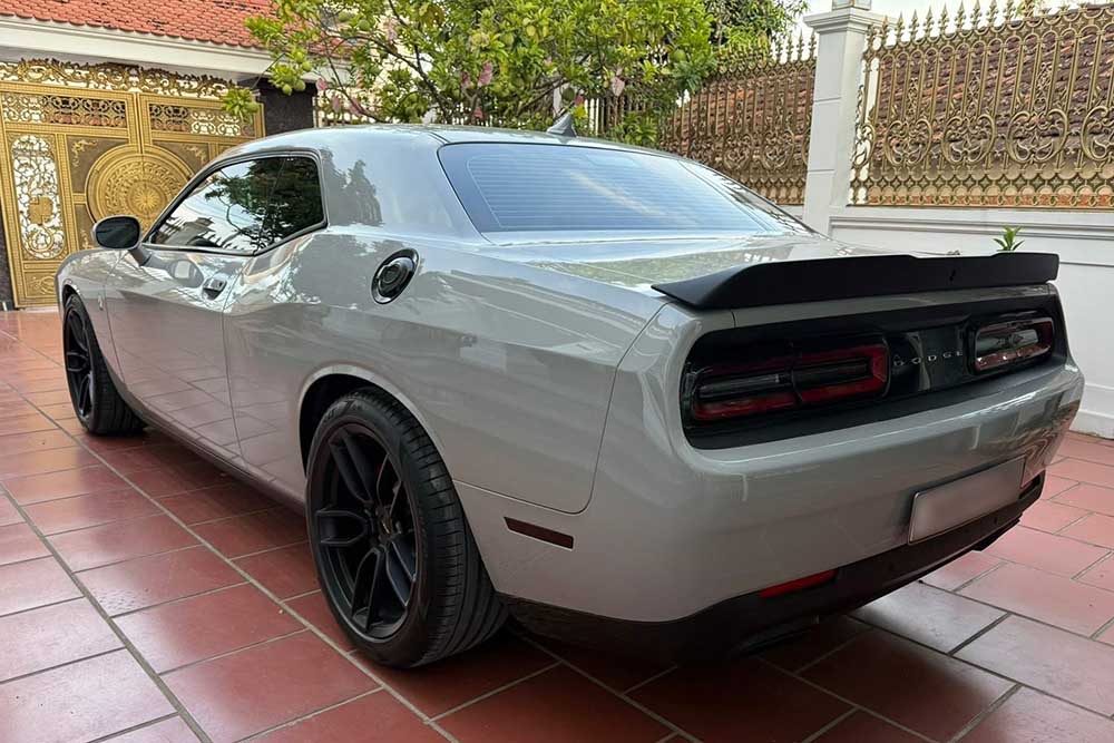Dodge Challenger SXT 2016 cuidadosamente conservado por su propietario con exterior gris destacado en Hanoi. Foto: Lan Minh