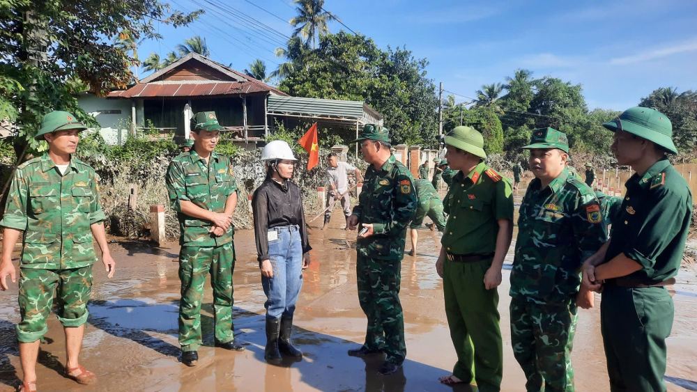 Bo doi Bien phong tinh Dak Lak giup nguoi dan khac phuc hau qua do mua lu gay ra. Anh: BDBP