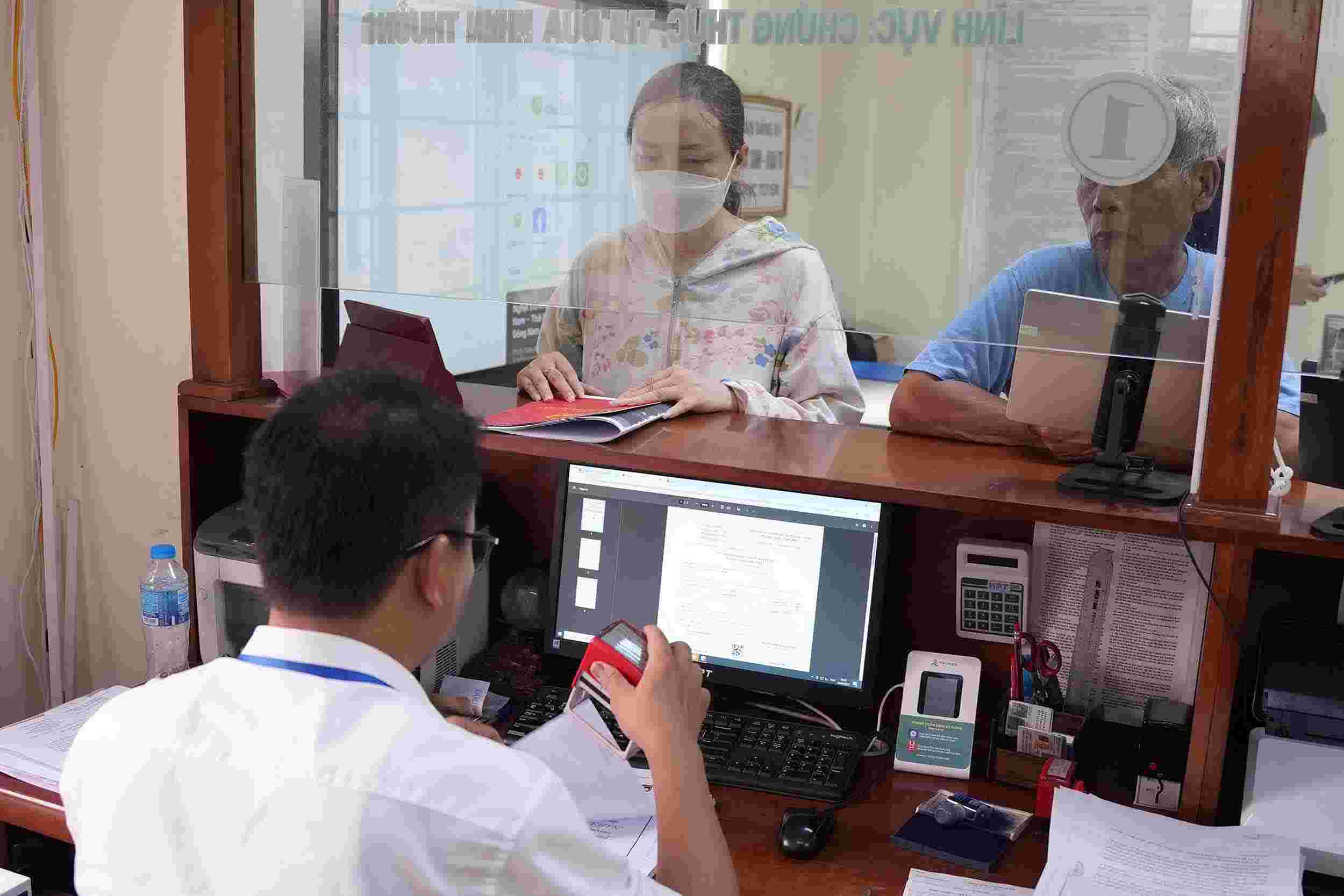 Cadres, civil servants and public employees in Hanoi City are entitled to an additional income of 0.5 times the basic monthly salary fund. Photo: Cuong Ngo
