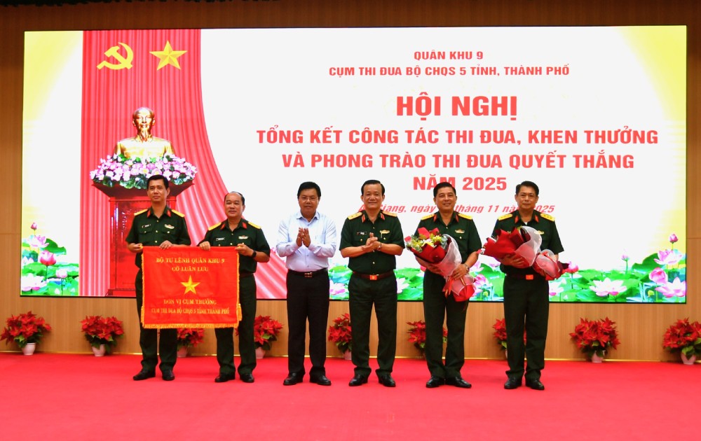 2026년 5개 성 군사령부(제9 군구) 경쟁 그룹의 부대 및 그룹장에게 깃발과 꽃을 수여합니다. 사진: 프엉 부