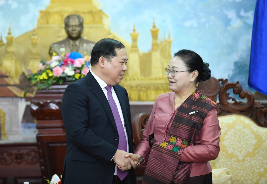 Alternate member of the Party Central Committee, Deputy Secretary of the Party Committee of the Vietnam Fatherland Front, and Central organizations Nguyen Phi Long congratulated the Embassy of the Lao People's Democratic Republic in Vietnam. Photo: Mat Tran.org.vn