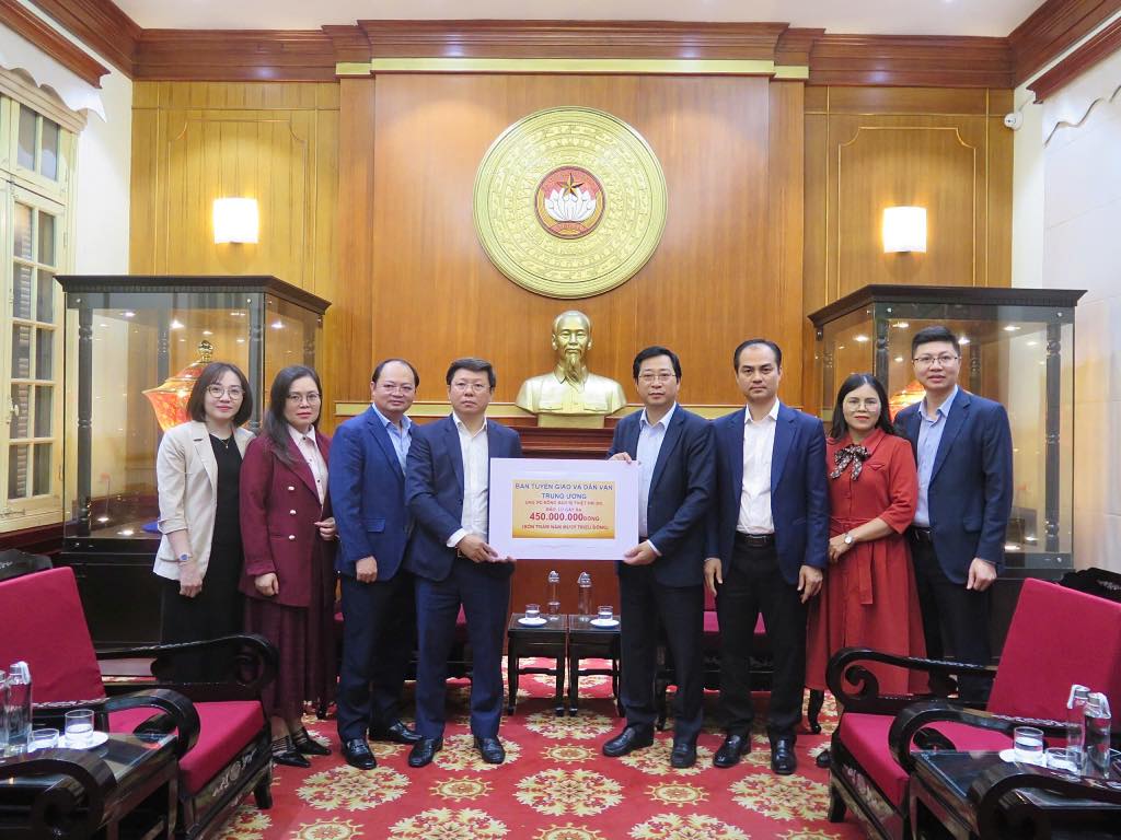 Deputy Head of the Central Propaganda and Mass Mobilization Committee Tran Thanh Lam presented the donation to the Central Relief Mobilization Committee. Photo: Minh Hien