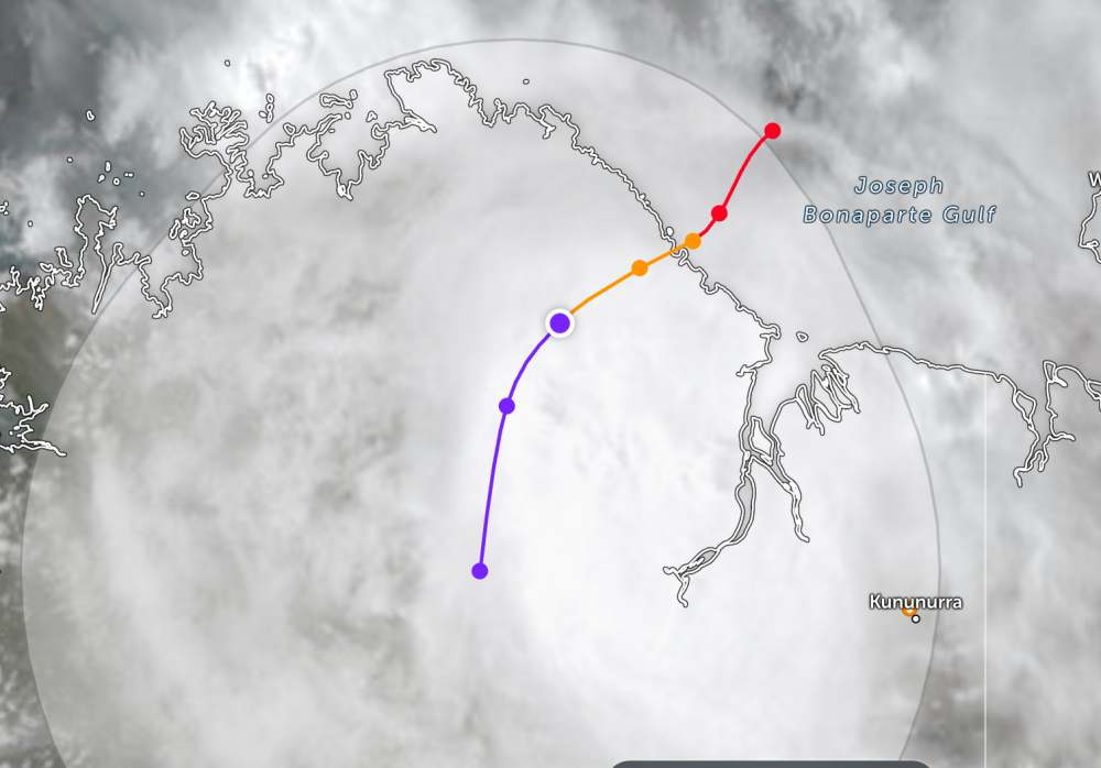 Cap nhat vi tri cua bao Fina tren dat lien. Anh: JWTC
