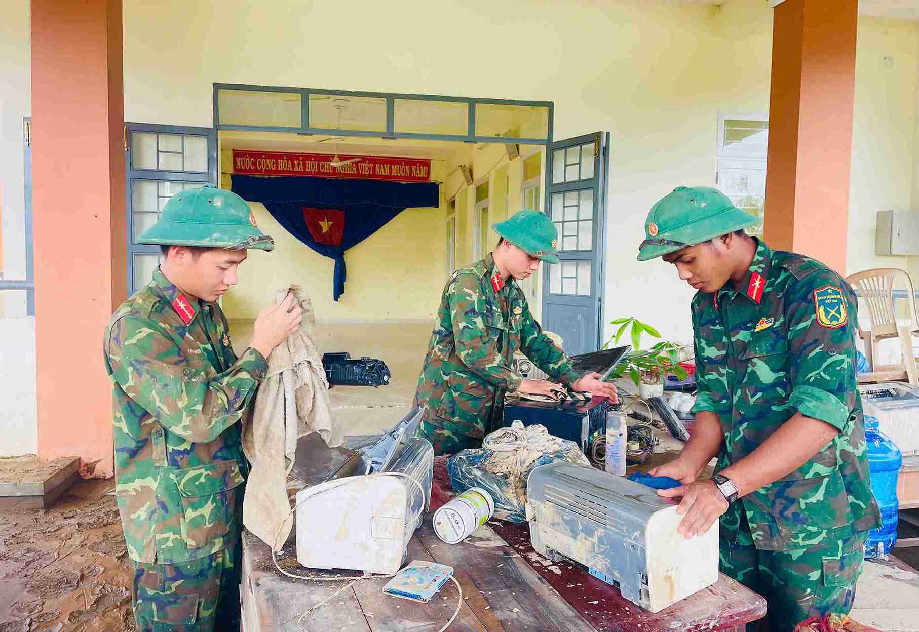 Hon 100 can bo, chien si Trung doan 95 van bam dia ban de ho tro cho nguoi dan. Anh: Van Vien