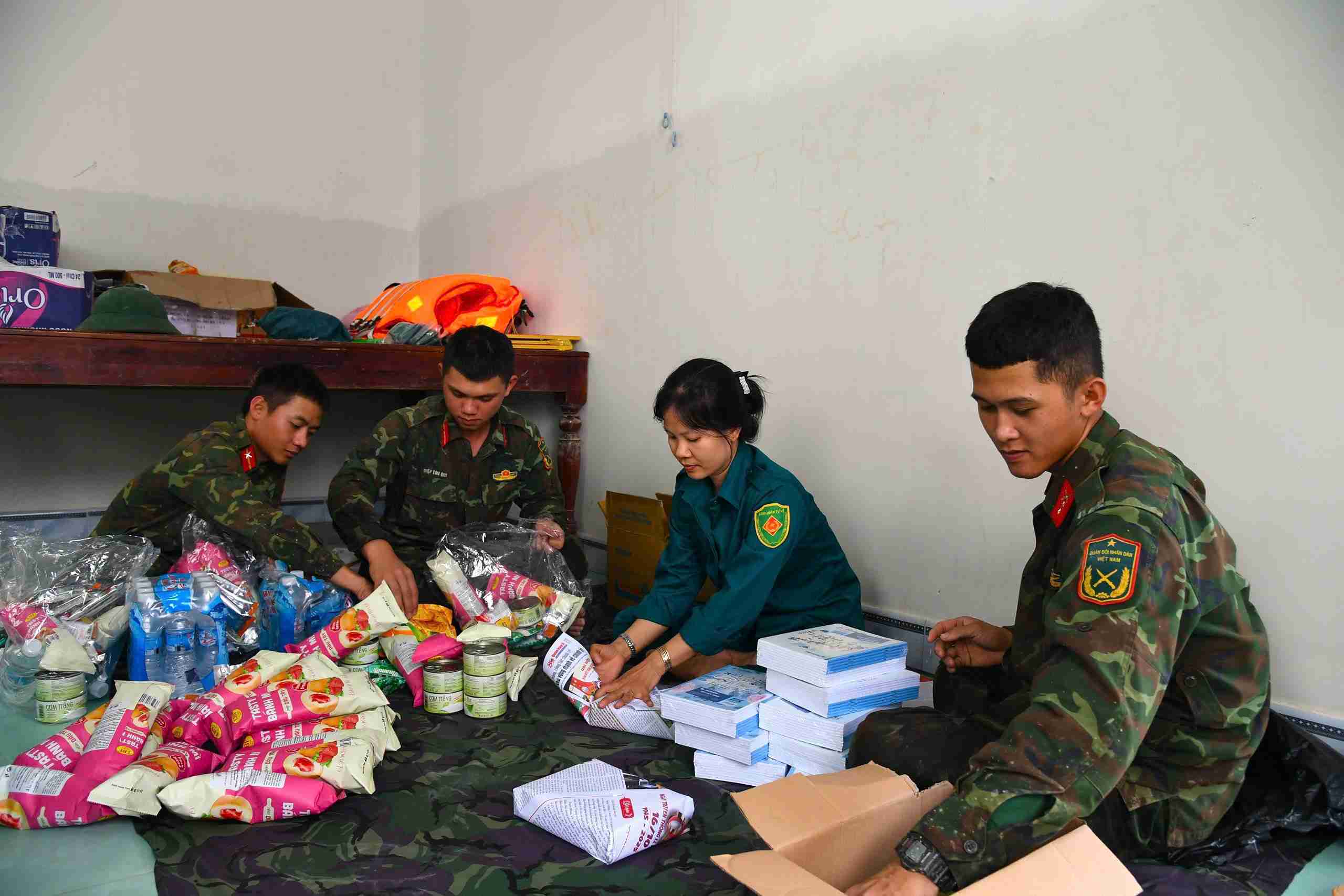 Funcionarios y soldados del Regimiento 95 estuvieron presentes junto con la gente de Dak Lak para superar las consecuencias de la tormenta. Foto: Van Vien