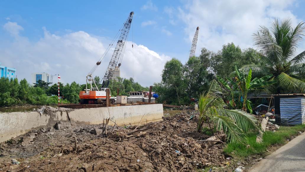 Bac Lieu - Ca Mau川の両岸の堤防工事が進捗を加速。写真:Nhat Ho