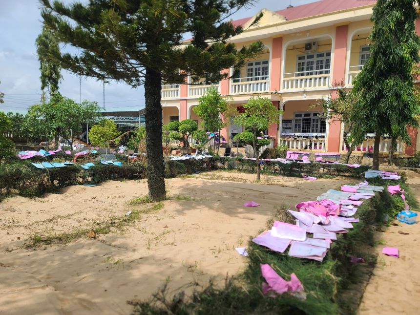 Sach vo, tai lieu hoc tap bi nuoc lu tham uot. Anh: Minh Anh