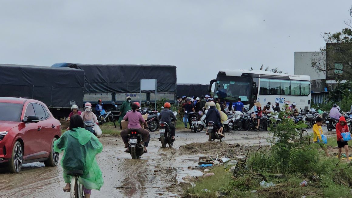 Nguoi dan di nhan hang cuu tro sau lu. Anh: Thanh Quynh