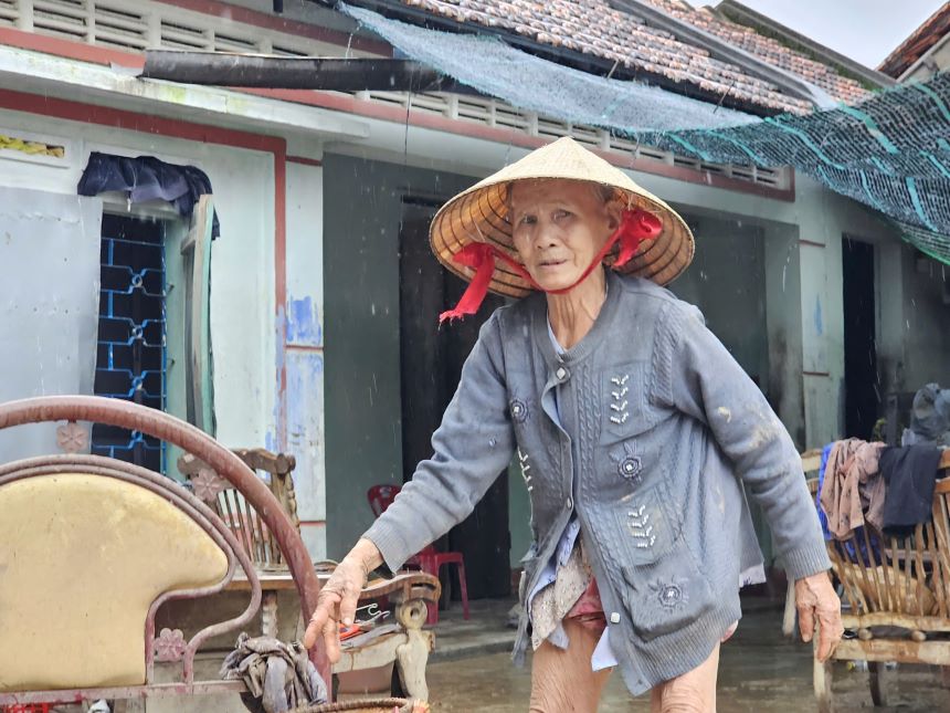 フイン・ティ・ティエンさんは歴史的な洪水の後、手ぶらで取り残された。写真: タイン・クイン