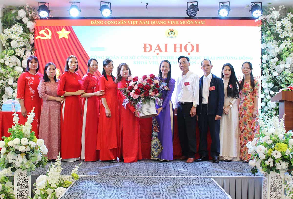 特別区労働組合の指導者と Ngoc trai Phuong Dong Co. Ltd.の指導者が、大会で新会期が誕生した執行委員会に花束を贈呈。写真:Van Don TTDTポータル。