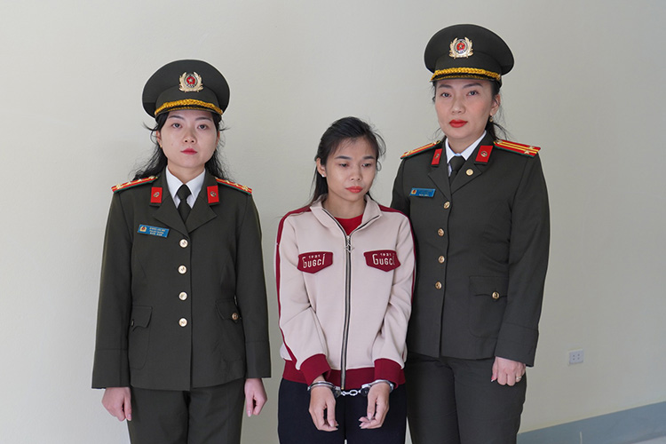 Đối tượng Lò Thị Hoài tại cơ quan Công an. Ảnh: Công an Điện Biên