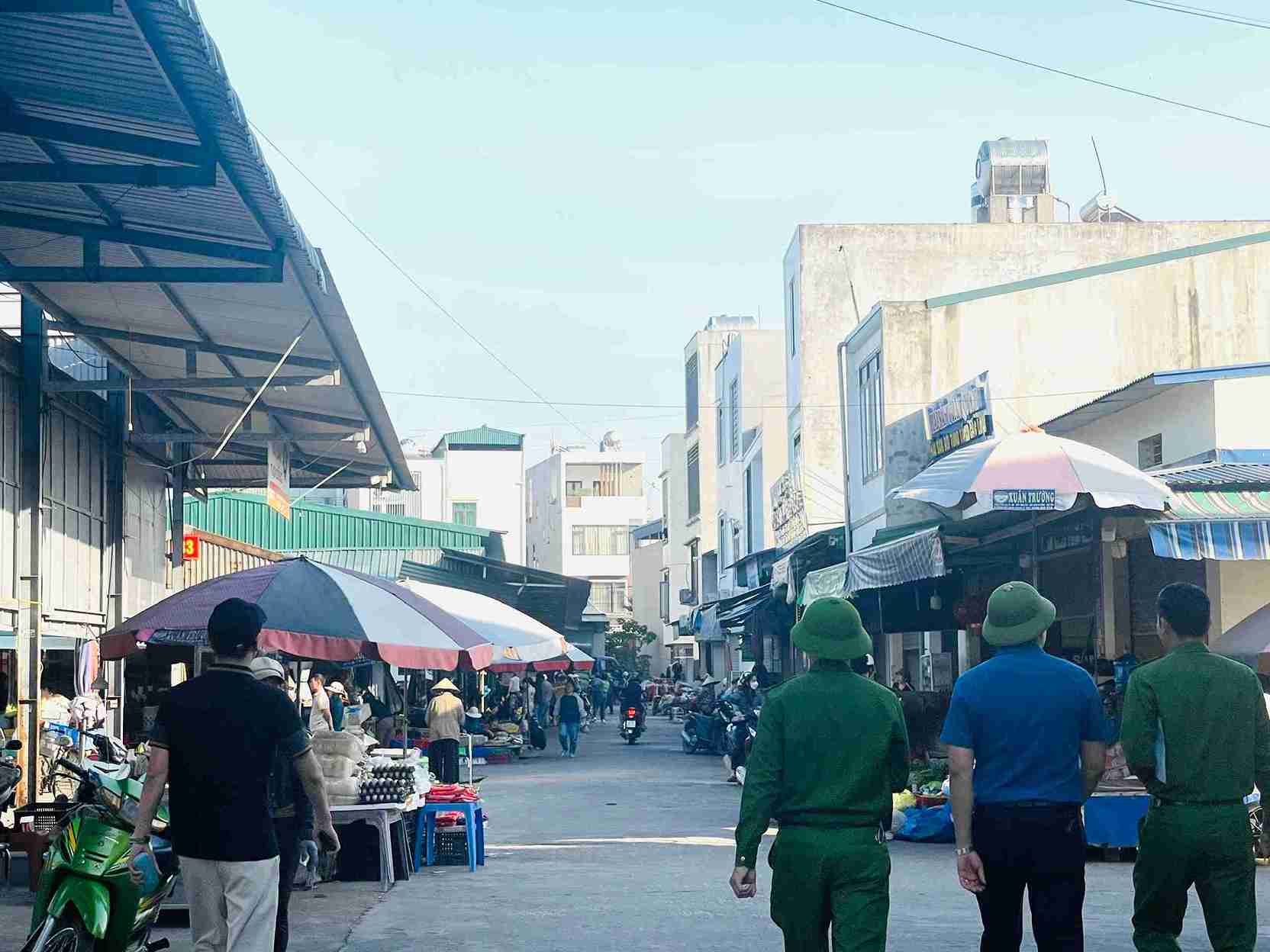 Doan kiem tra UBND phuong Kinh Mon truc tiep khao sat, ghi nhan tinh hinh hoat dong tai cho. Anh: Mai Huong