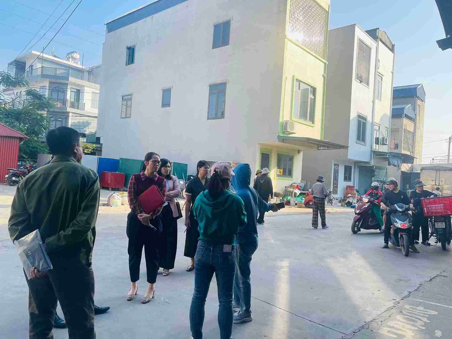 Tieu thuong phan khoi trao doi voi doan kiem tra ve cac van de quan ly, thu phi va quyen loi kinh doanh. Anh: Hai Minh