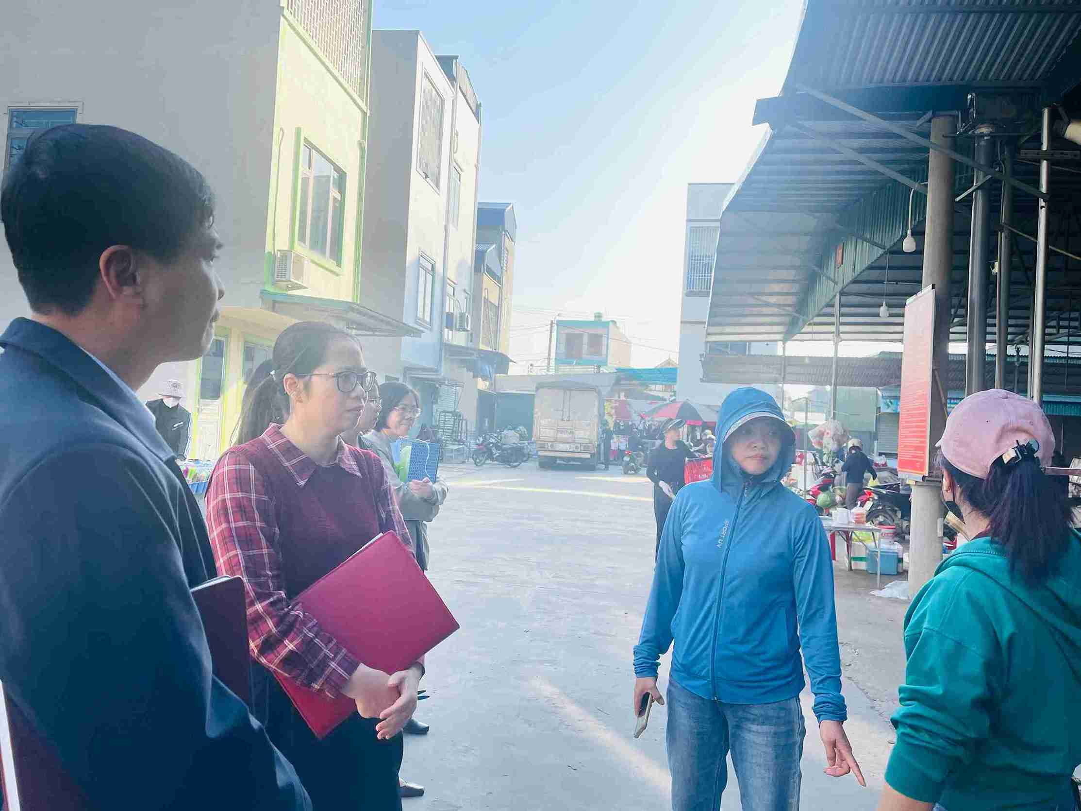 中小企業はキンモン区人民委員会の視察団と直接協議した。写真: ハイミン