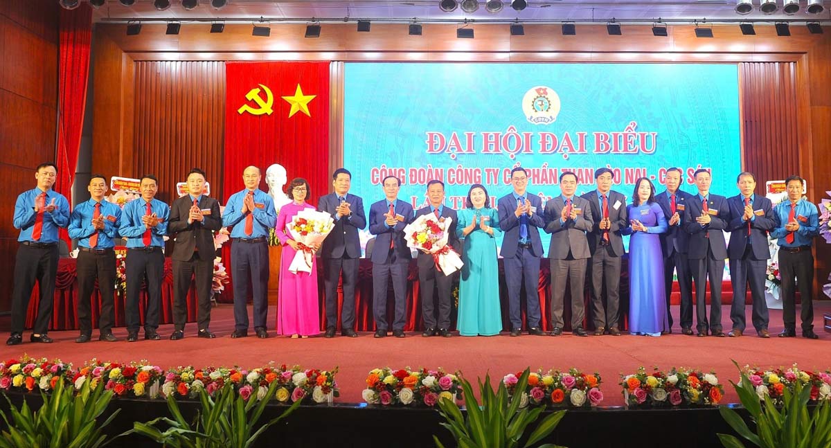 代表者らは会社の労働組合執行委員会に新任期のお祝いに花を贈った。  写真: Deo Nai Coal Company - Coc Sau