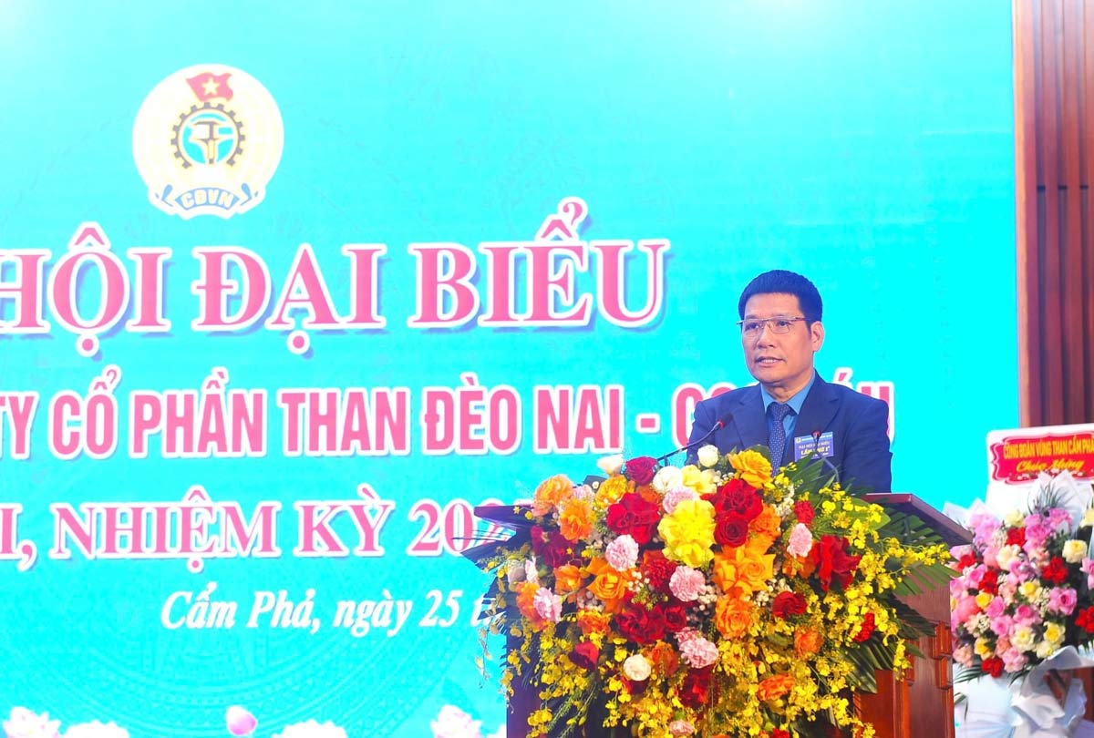 Cac dai bieu tang hoa chuc mung BCH cong doan cong ty nhiem ky moi. Anh: Cong ty Than Deo Nai - Coc Sau