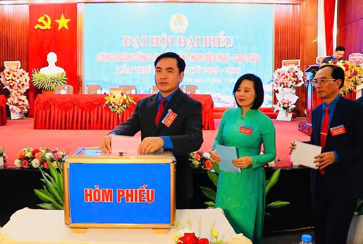 Cac dai bieu bo phieu bau BCH cong doan cong ty nhiem ky moi. Anh: Cong ty Deo Nai - Coc Sau