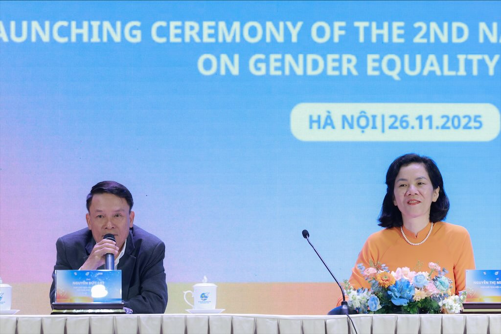 Ba Nguyen Thi Minh Huong - Pho Chu tich Hoi Lien hiep Phu nu Viet Nam va ong Nguyen Duc Loi - Pho Chu tich Thuong truc Hoi nha bao Viet Nam trao doi, giai dap cau hoi cua cac nha bao. Anh: Hai Nguyen 